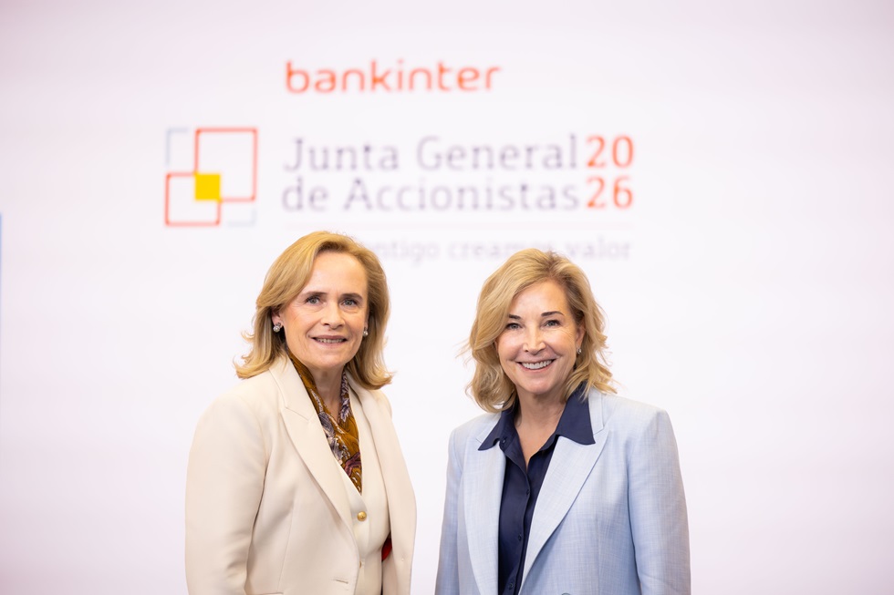 Gloria Ortiz y María Dolores Dancausa en la Junta General de Accionistas 2026 para sala comunicación.jpg